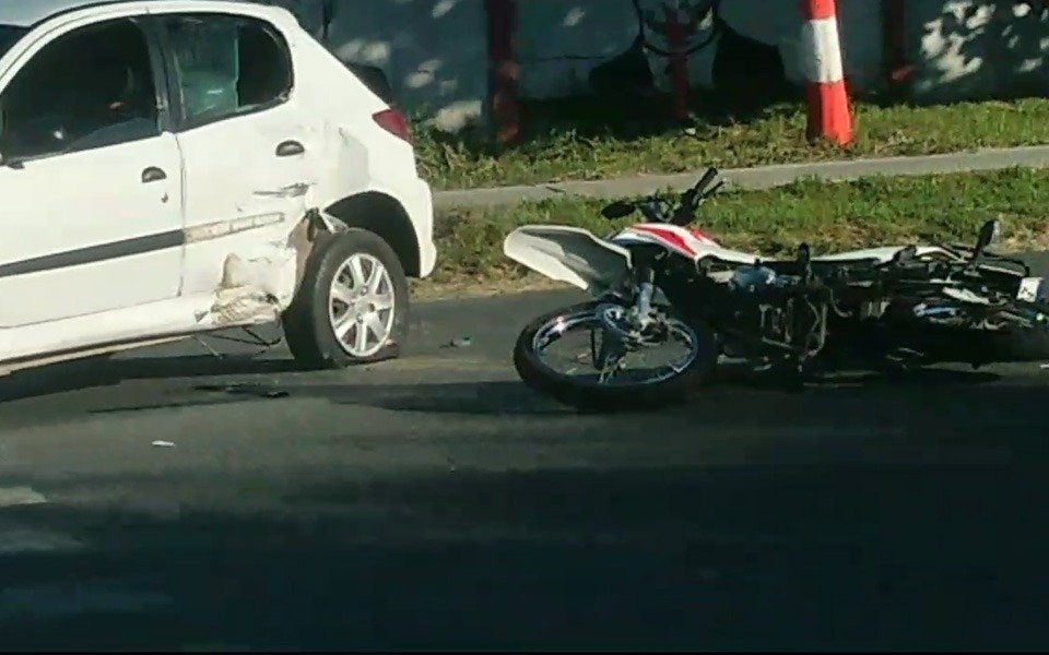 Fuerte choque en un transitado cruce de La Plata dejó un conductor herido: "Hace años pedimos semáforos"
