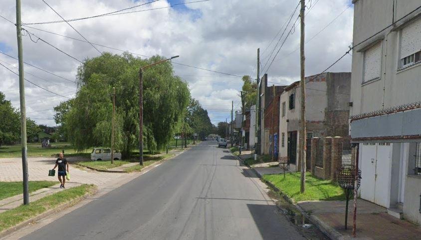 Paró para saludar a su gato y le robaron el auto