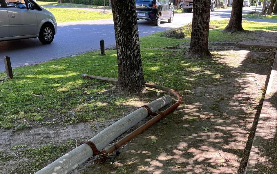 Cayó un poste de luz el lunes y están a oscuras en 503 entre 15 y 16