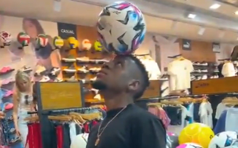 Un jugador del Pincha demostró su habilidad en un comercio del centro de La Plata