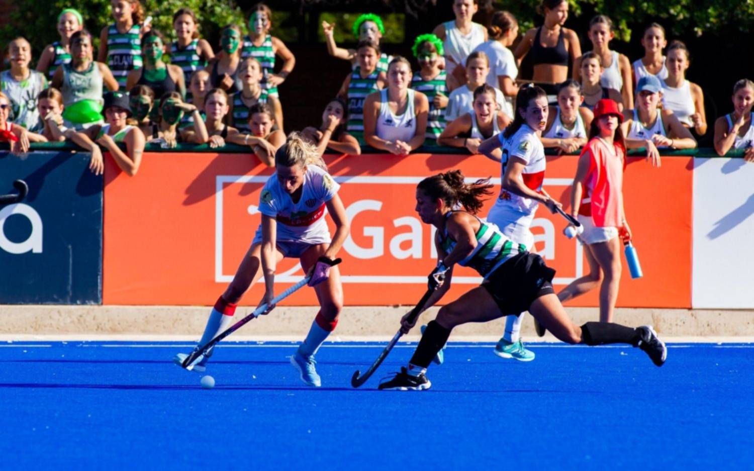 Santa demostró que está vivo y clasificó a semifinales de hockey