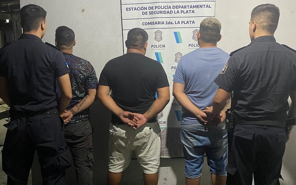 Detuvieron a tres personas por la venta de latas de cerveza en las afueras del recital de "Los Gardelitos" en La Plata