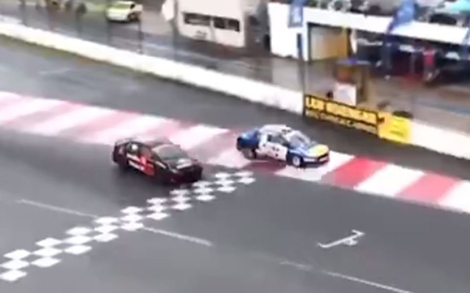 VIDEO. La épica batalla en la última vuelta entre Juan Manuel Urcera y Julián Santero en el Turismo Nacional