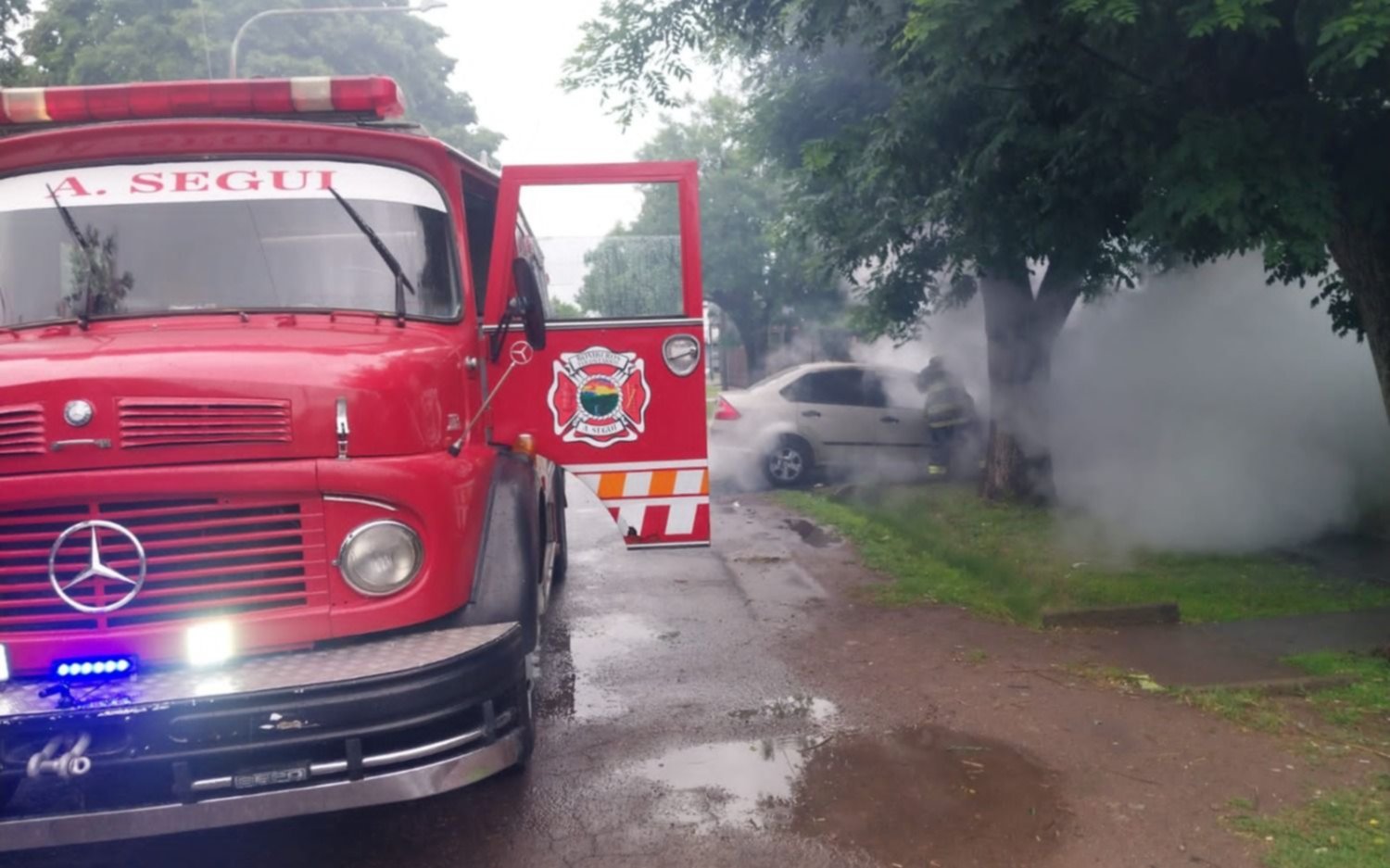 Susto y tensión en Arturo Seguí: un automóvil ardió en llamas