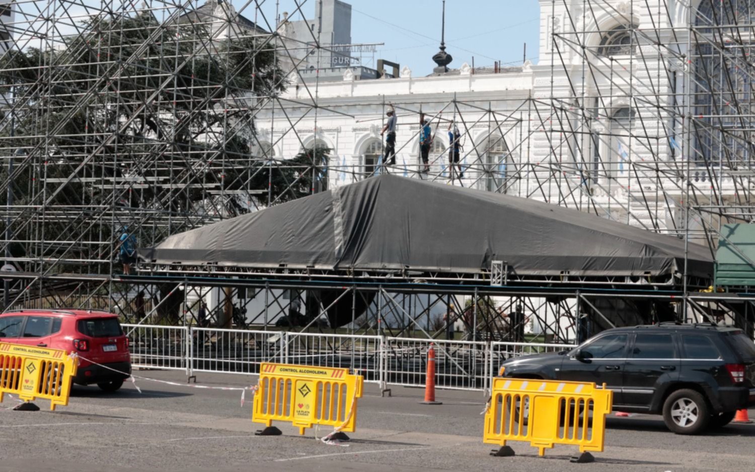 Avanza el armado del escenario en Plaza Moreno: todo lo que hay que saber