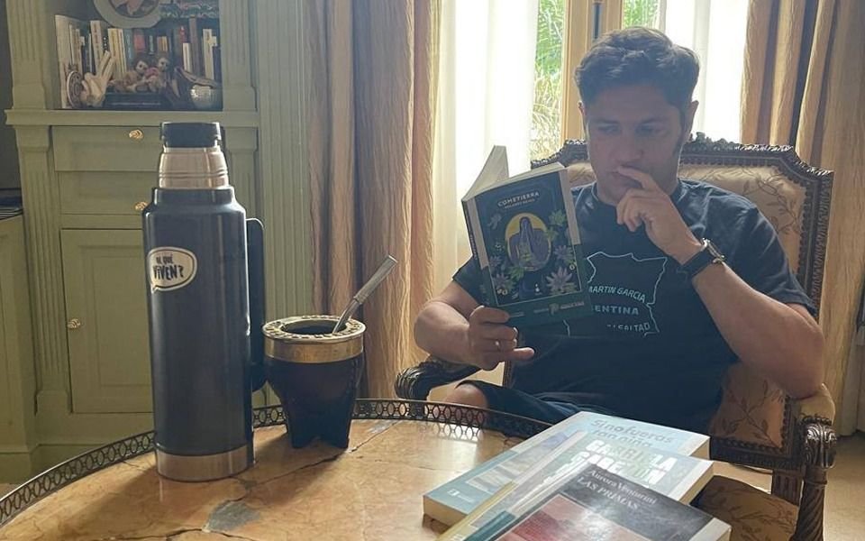 Axel Kicillof se mostró leyendo “Cometierra”, el libro de la polémica en las escuelas