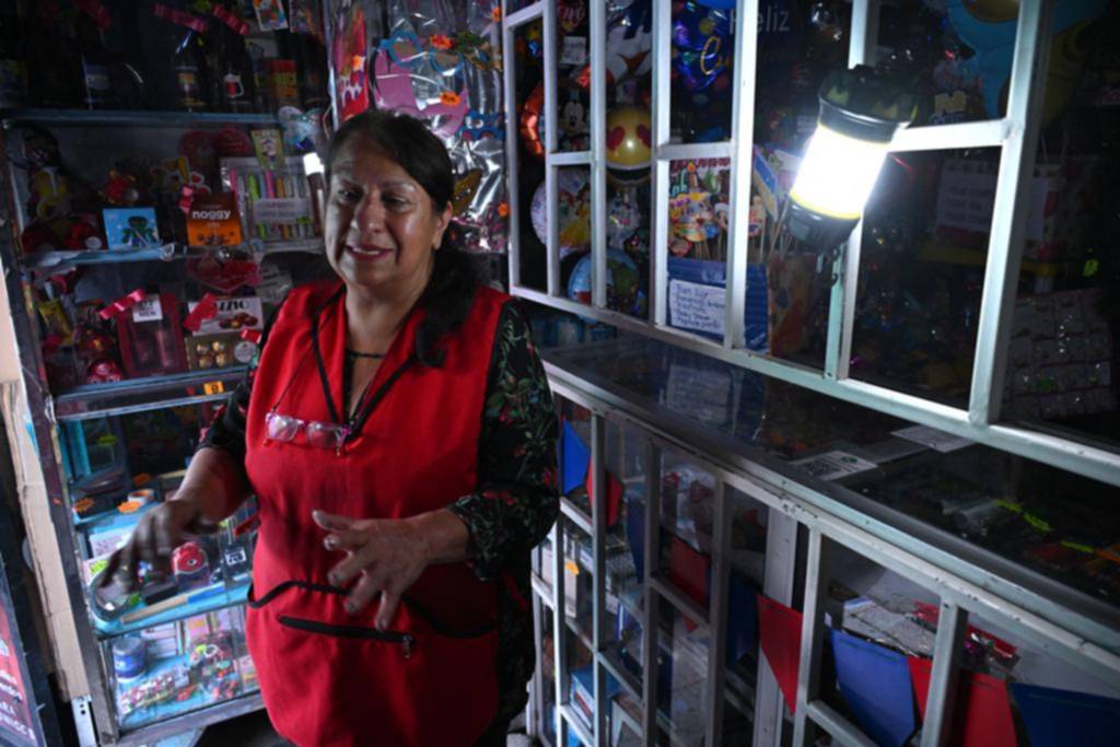Como los Picapiedra: los ecuatorianos y el calvario diario por la falta de luz