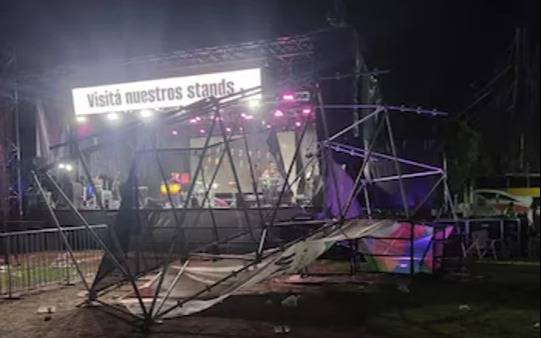 Una mujer murió tras caerse la estructura de un escenario en la Fiesta Nacional de la Música en Santa Fe