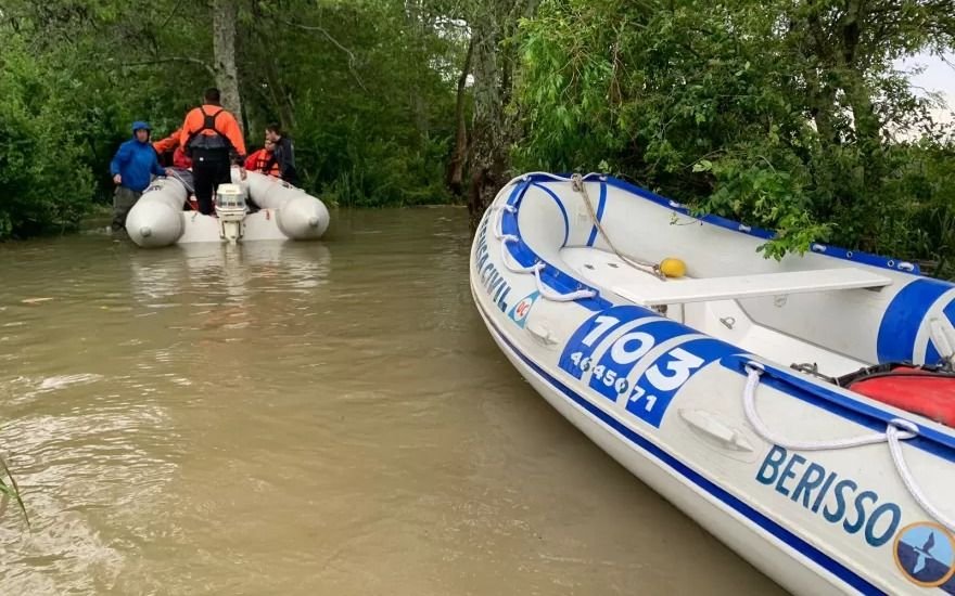 Dramático rescate en Berisso: caminaban por la orilla, creció el Río y terminaron trepados a un árbol