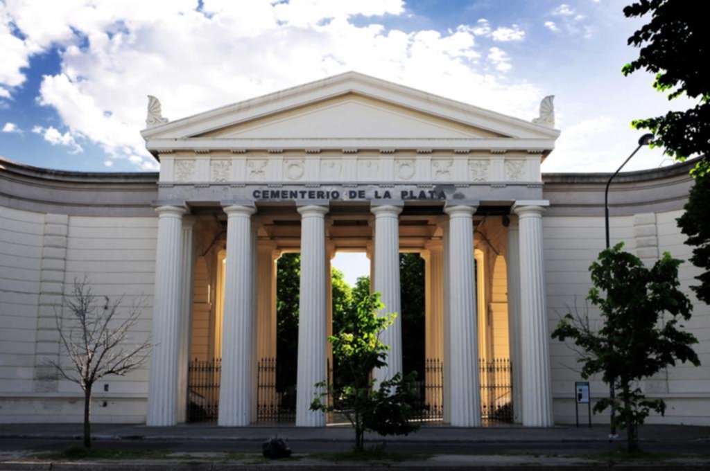 Como todo cementerio, el de La Plata tiene sus historias verdaderas y mitos