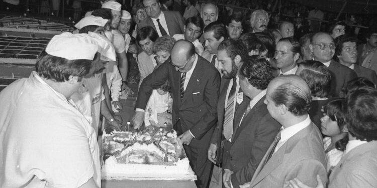 La torta del centenario, como en una película de “Los 3 Chiflados”