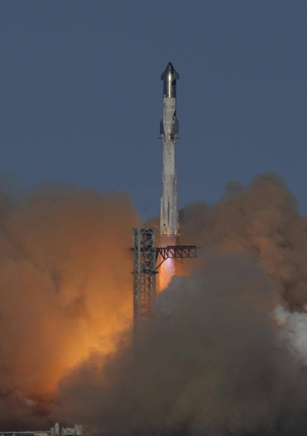 Problemas para el megacohete de SpaceX tras el lanzamiento