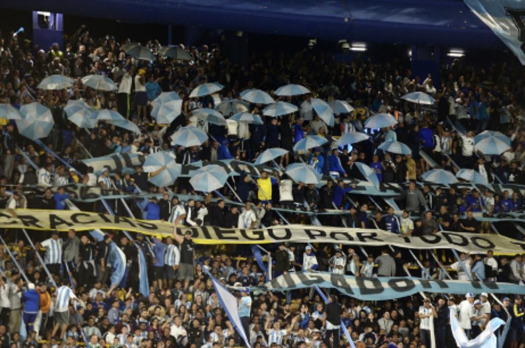 Clima anti River y ovación a Paredes