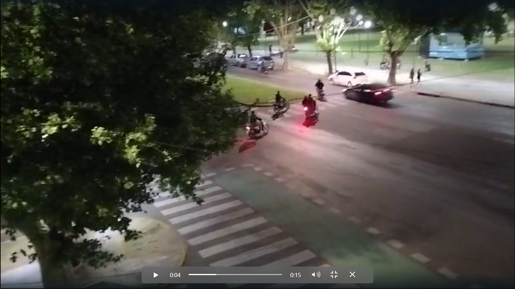 Motoqueros, pesadilla sin fin para los vecinos de la plaza Malvinas