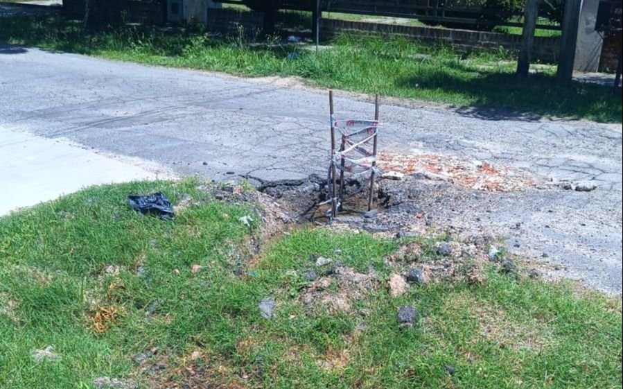 Sin agua desde hace 4 meses en sector de Tolosa por una rotura en la calle