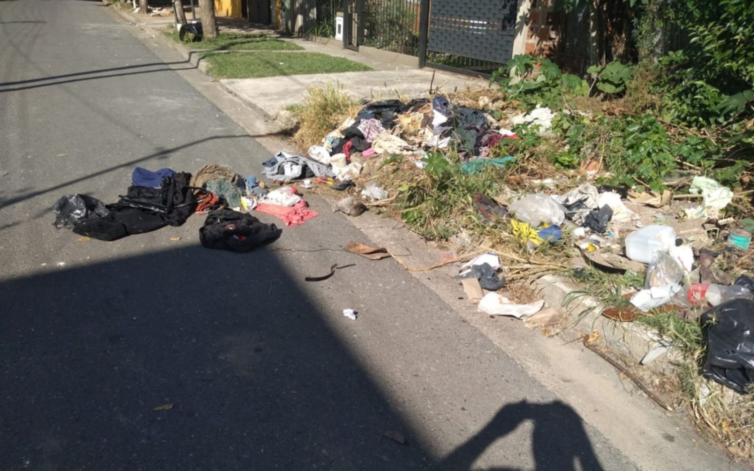 Basura en las calles y falta de iluminación, los reclamos en un sector de La Plata