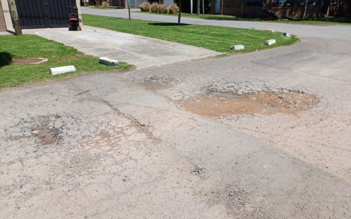 Preocupación por un bache en 133 y 68: "Los autos se suben a la vereda para esquivarlo"