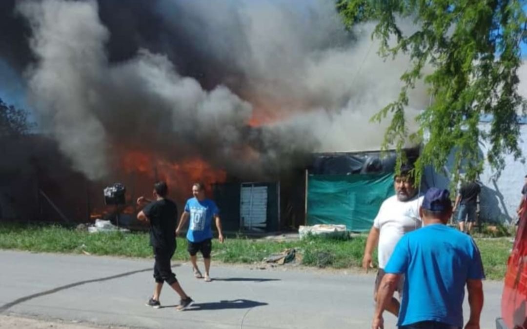 La Plata: el fuego consumió tres casas y tres familias perdieron todo