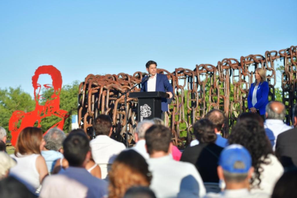 Por las privatizaciones, Kicillof acusó a Milei de “vendepatria”