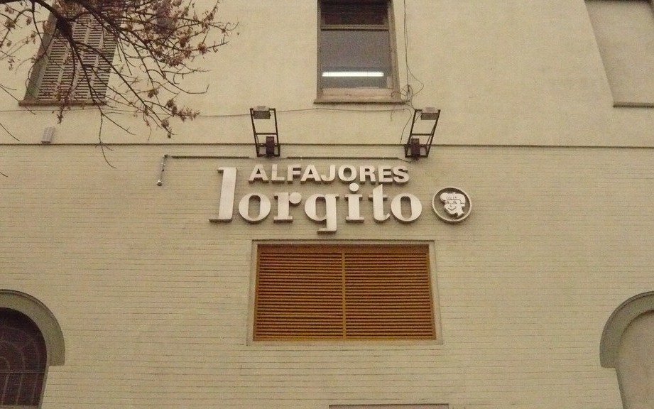 Susto e incendio en una reconocida fábrica de alfajores: debieron evacuar a más de 80 empleados