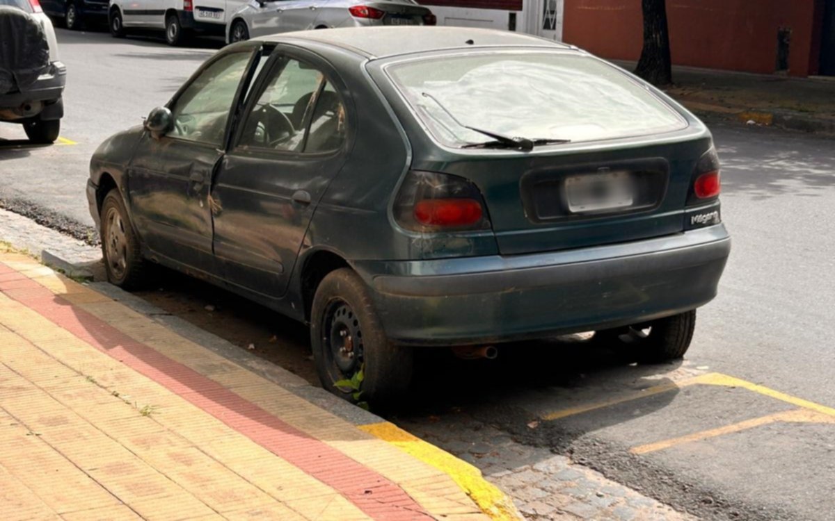 Un auto abandonado molesta a vecinos de un barrio de La Plata