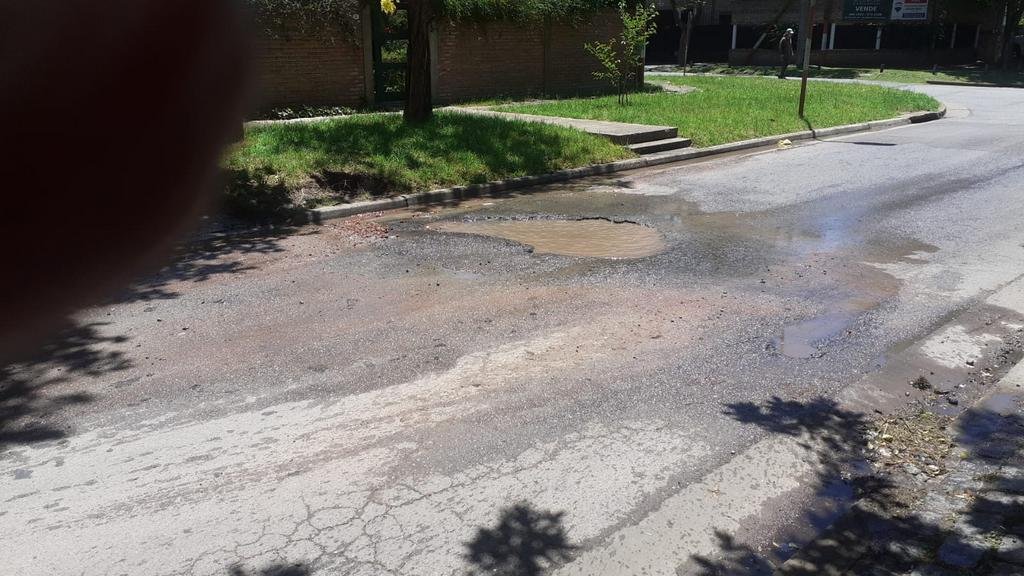 Vecinos alertan por un pozo y la rotura de un caño en la zona Norte