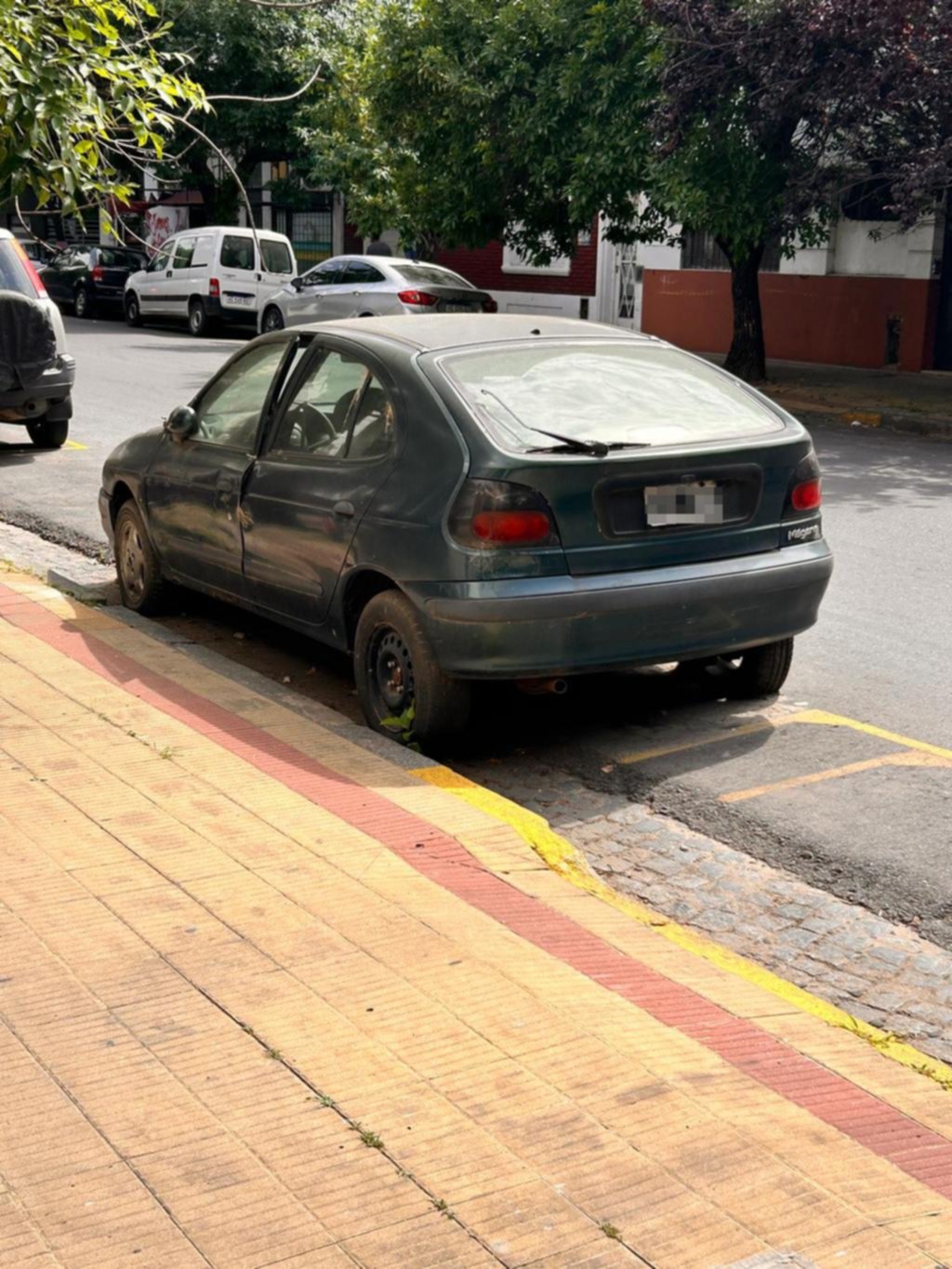 Piden que se lleven un auto “abandonado” hace 3 años diagonal 78 entre 2 y 3