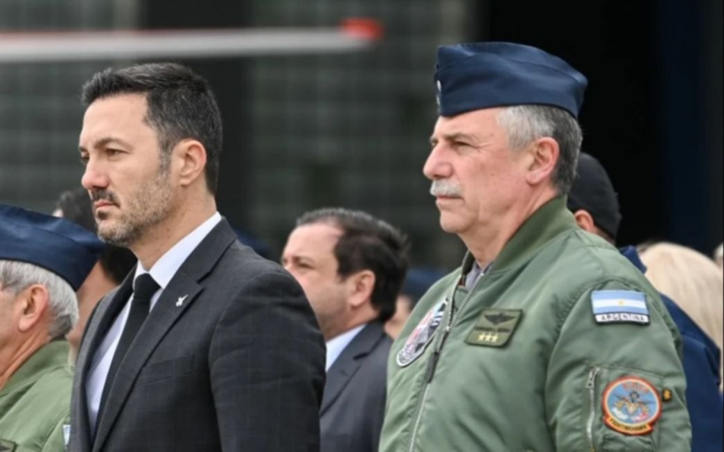 Denuncias de acoso y viajes en helicópteros a comer asados: por qué echaron al jefe de la Fuerza Aérea