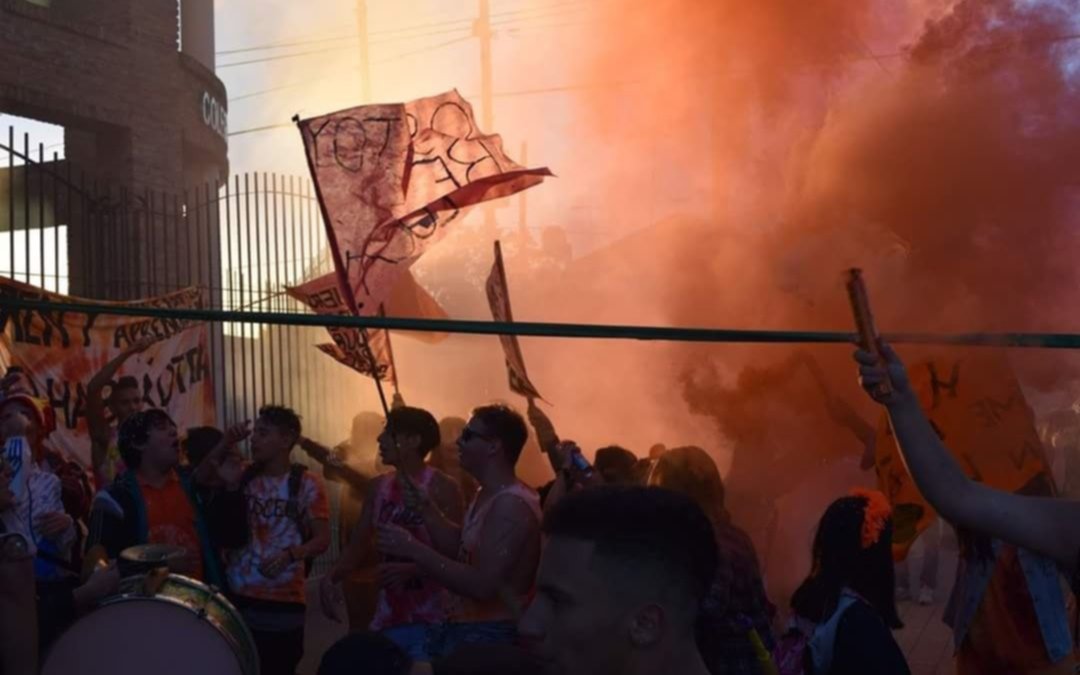 Violentos festejos de alumnos secundarios en La Plata: golpes, robos y gritos en Plaza Moreno