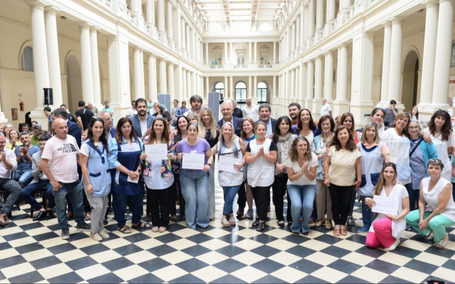 Se realizó en el Pasaje la entrega de equipamiento para escuelas de La Plata