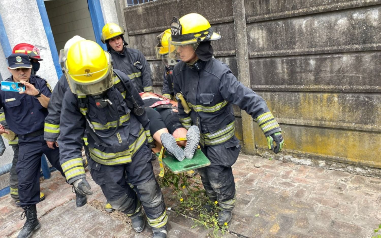 Fuerte despliegue en Melchor Romero con sirenas y ambulancias para un simulacro de explosión