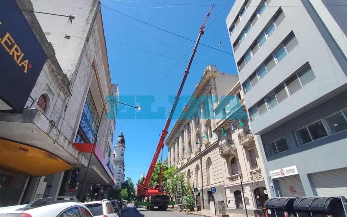 Una grúa gigante sorprendió en el centro de La Plata