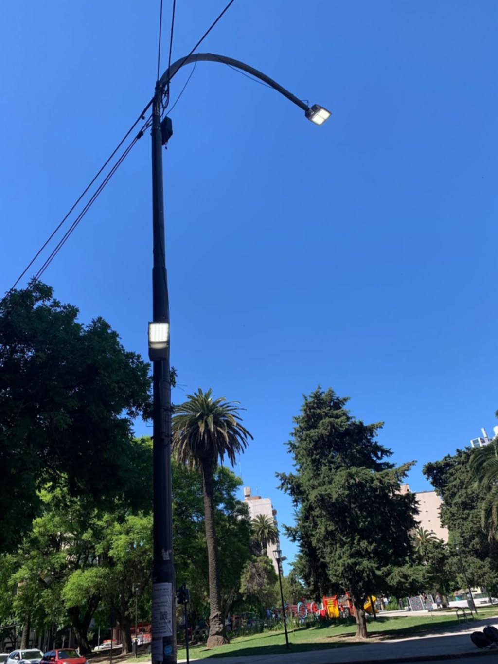 Mientras falta en algunos puntos, en Plaza Paso, hay luz hasta en el día