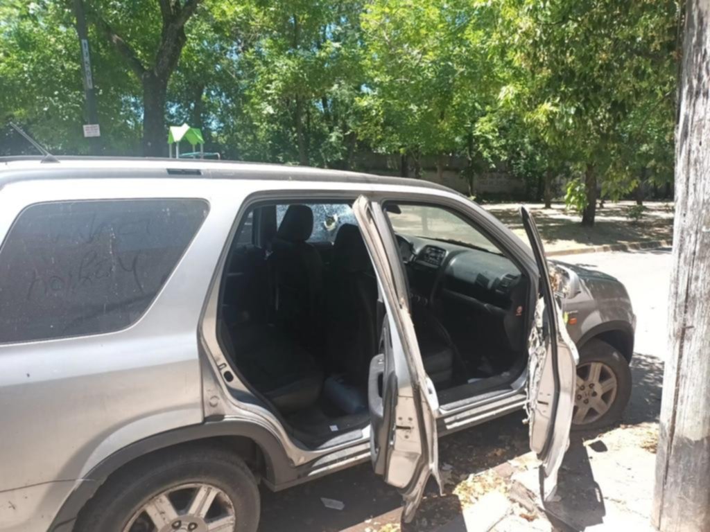 Un vehículo en estado de abandono en una calle de Tolosa, desde hace 2 años