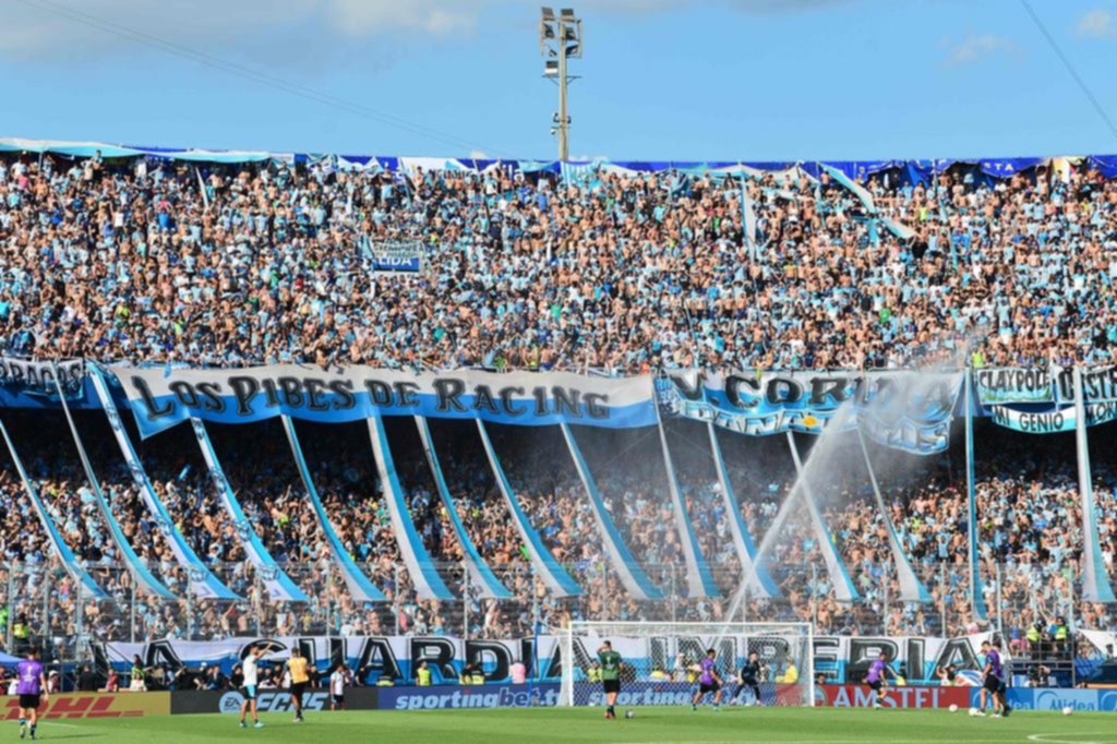 Jugó de “local”: Racing copó La Nueva Olla