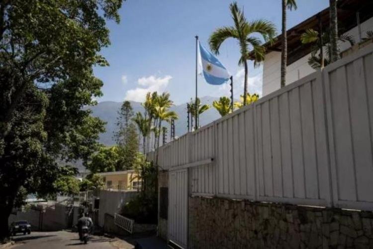 El gobierno de Maduro le cortó la luz a la embajada argentina