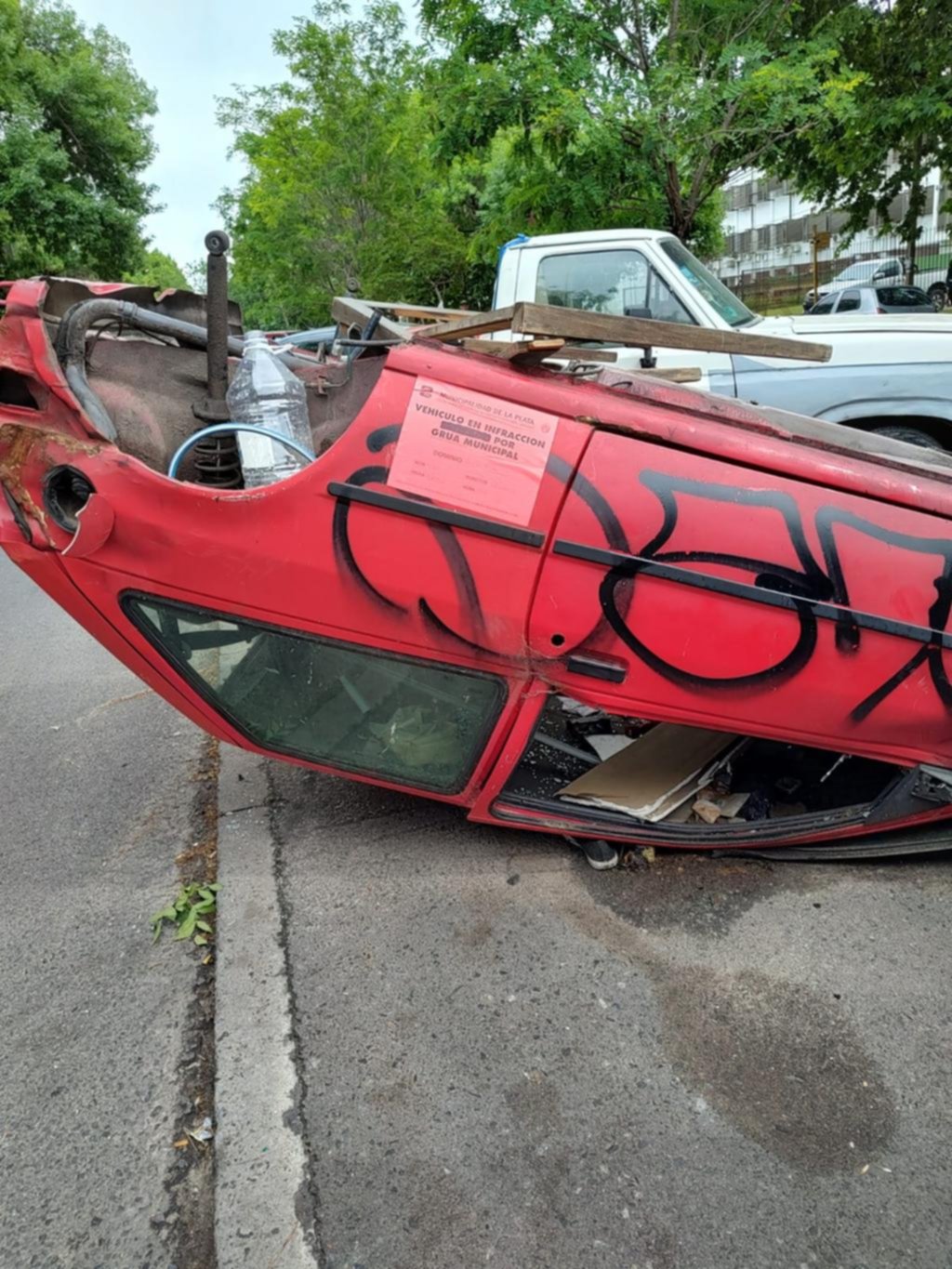 Renuevan reclamo para que se lleven un auto abandonado en 1 y 70