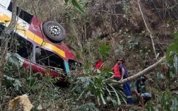 Tragedia en Brasil: al menos 17 muertos al caer un micro a un precipicio