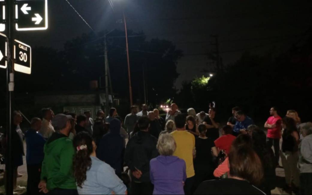 Vecinos de un barrio de La Plata se reunieron ante la incesante ola delictiva: "Dormimos con miedo"