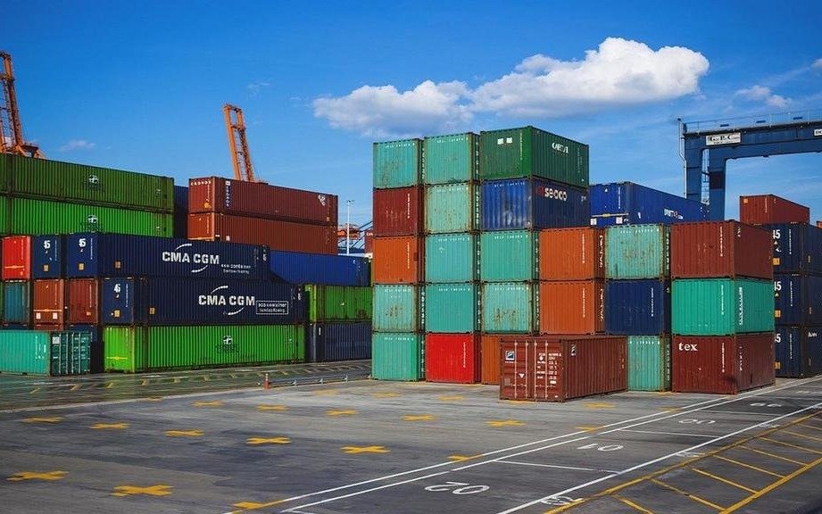 El Gobierno eliminó una retención del Impuesto PAÍS y se abaratarían las importaciones