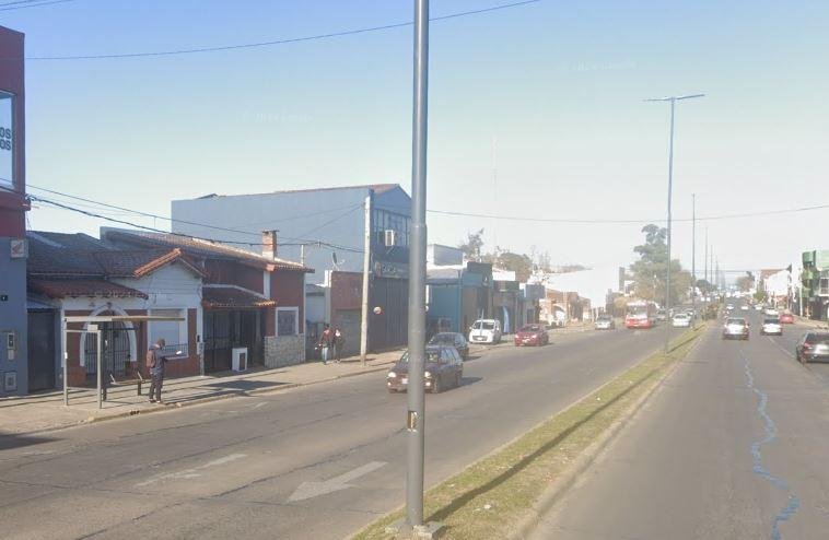 La sorprendió desnuda en su cama y le vació la casa