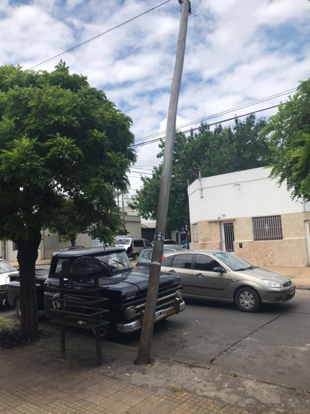 Un poste inclinado, en peligro de caer en la cuadra de 64 entre 20 y 21