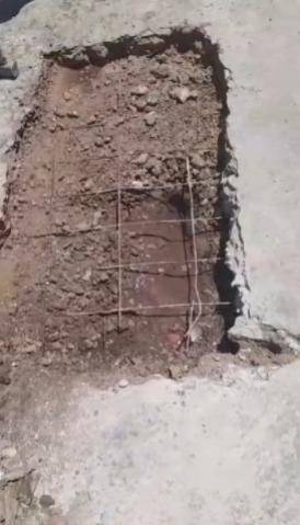 Tiene un pozo y una pérdida de agua en la puerta de la casa