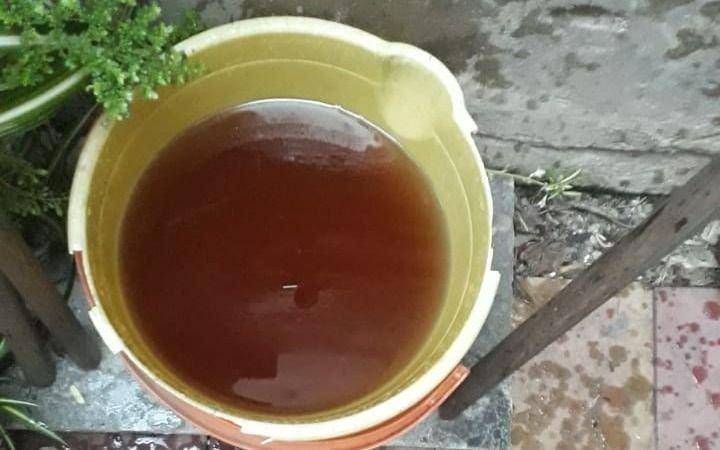 Agua marrón en canillas de la zona del Hospital de Niños