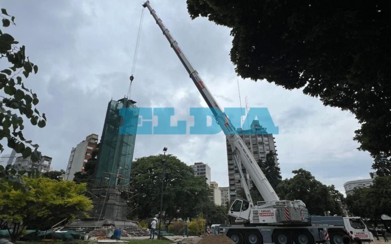 Se realiza el histórico traslado del Águila de Plaza Italia: grúas enormes, ingeniería y más detalles del megaoperativo