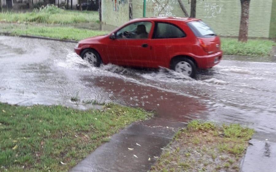 San Carlos: se le inunda la casa por una boca de tormenta tapada