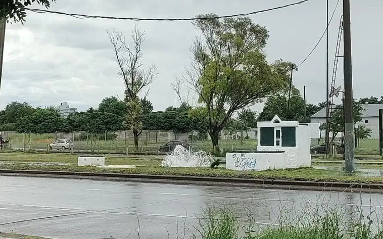 Meridiano V: un tractor rompió un caño y complica a los vecinos