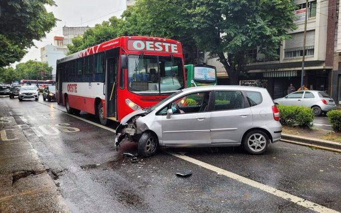 Fuerte choque entre un micro y un auto en Diagonal 80