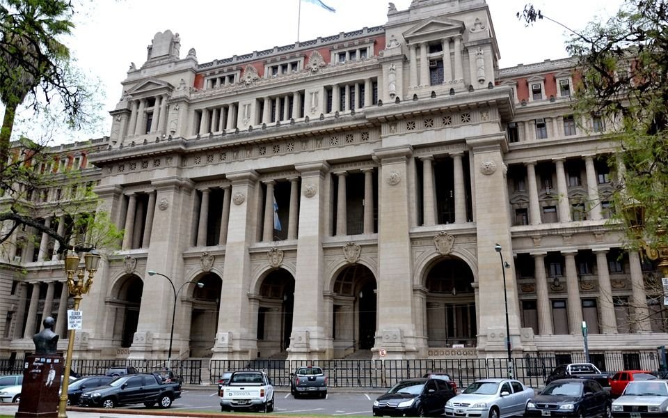 El Gobierno admitió que Javier Milei podría considerar la candidatura de una mujer a la Corte Suprema si no aprueban a Lijo