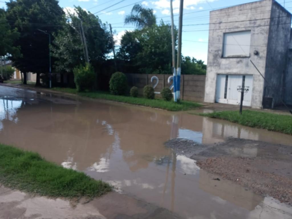 Calle inundada en 4 y 82, a pocas cuadras de la delegación de Villa Elvira